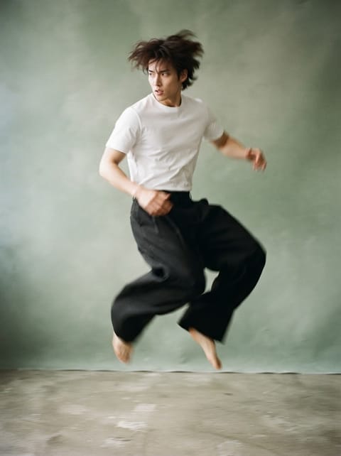 SKIPIKS AIファッション写真 — minimalist, casual — 白いTシャツと黒のワイドパンツの組み合わせは、クリーンでありながらリラックスした雰囲気を醸し出します。シンプルなアイテムですが、アクセサリーやカラフルな靴を加え