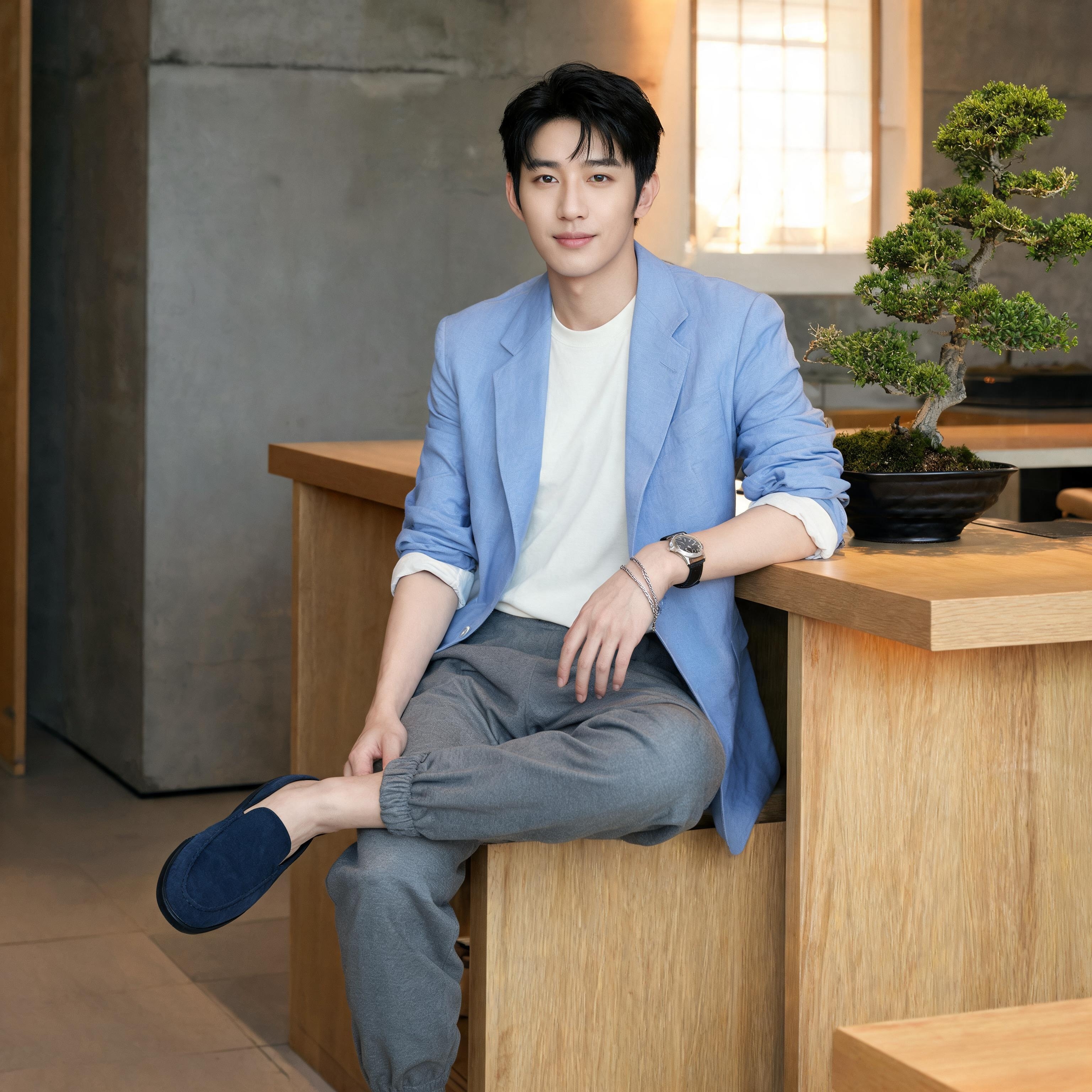 SKIPIKS AI 패션 화보 — casual, minimalist — 하늘색 블레이저와 회색 조거 팬츠의 조화가 봄날의 가벼운 산뜻함을 연출해주는 룩이에요. 하늘색 블레이저 아래 심플한 흰색 티셔츠를 매치해 깔끔한